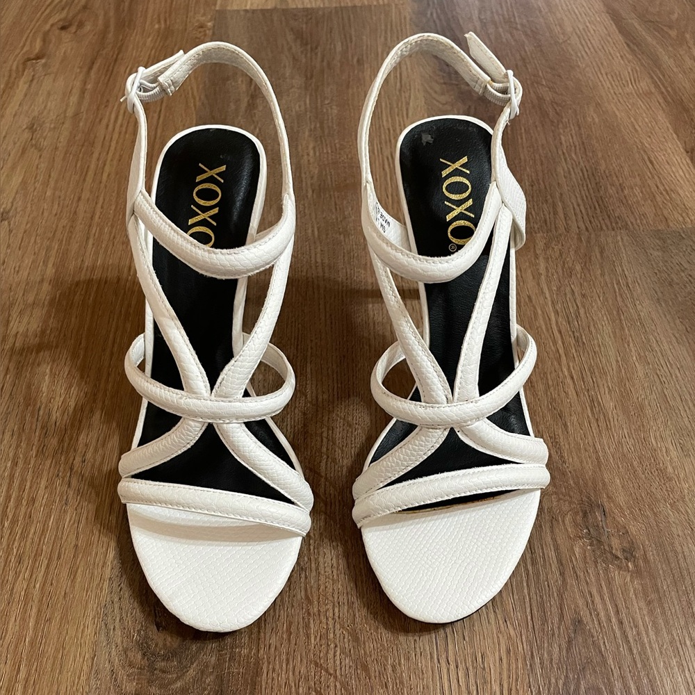 Women’s XOXO Liliana white heels size 9